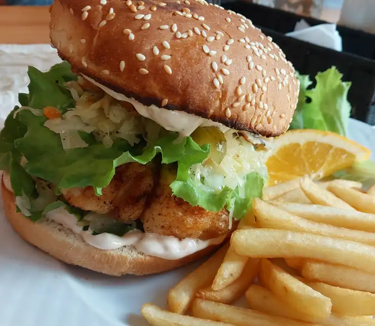 Burger na bułce z sezamem z frytkami