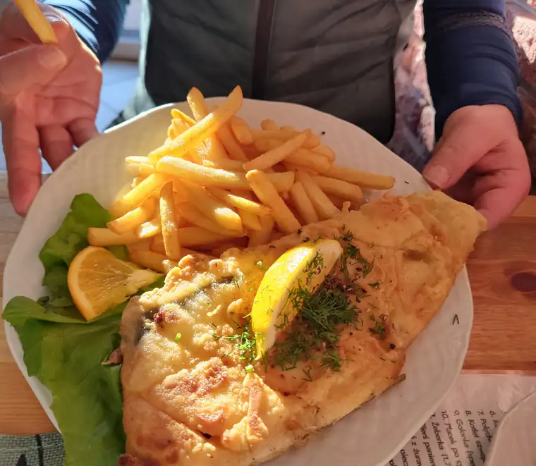 Filet ryby z frytkami, cytryną i sałatą