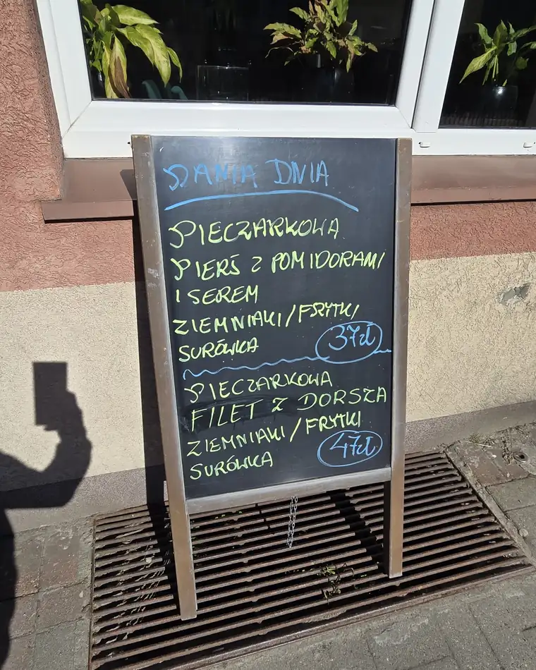 Tablica z daniem dnia przed wejściem